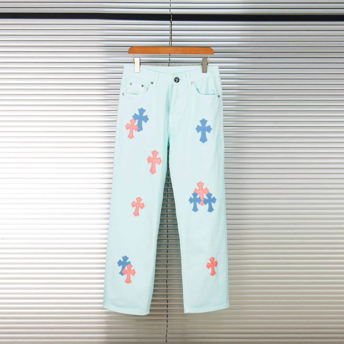 P240 (high version, running quantity) Chrome Hearts light blue blue pants, pink and blue patchwork leather couple's best friend jeans. CH jeans need to be washed and then disassembled and hand-made with sheepskin cross leather and then spliced ​​to complete. The whole process is not clear. The patchwork cross pattern is embellished, and the high-waisted washed jeans! ! Absolutely high-end luxury products, god-level single products and super popular products, made with top heavy industry, a must-see magic weapon. Customized hardware. The fabric is thick and soft after washing. It has good breathability. Customized small leather label. Unique design. The details are simple and elegant, and the workmanship is exquisite. The entire trousers are neatly routed and the details are in place! It’s so cool that both men and women can easily control the genderless trend! Style number: 1817# Color: Picture color Size: 28 30 32 34 36